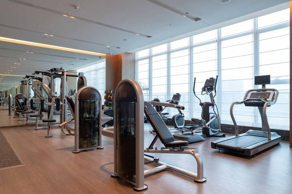 centru fitness cu sticla cu efect de sablare