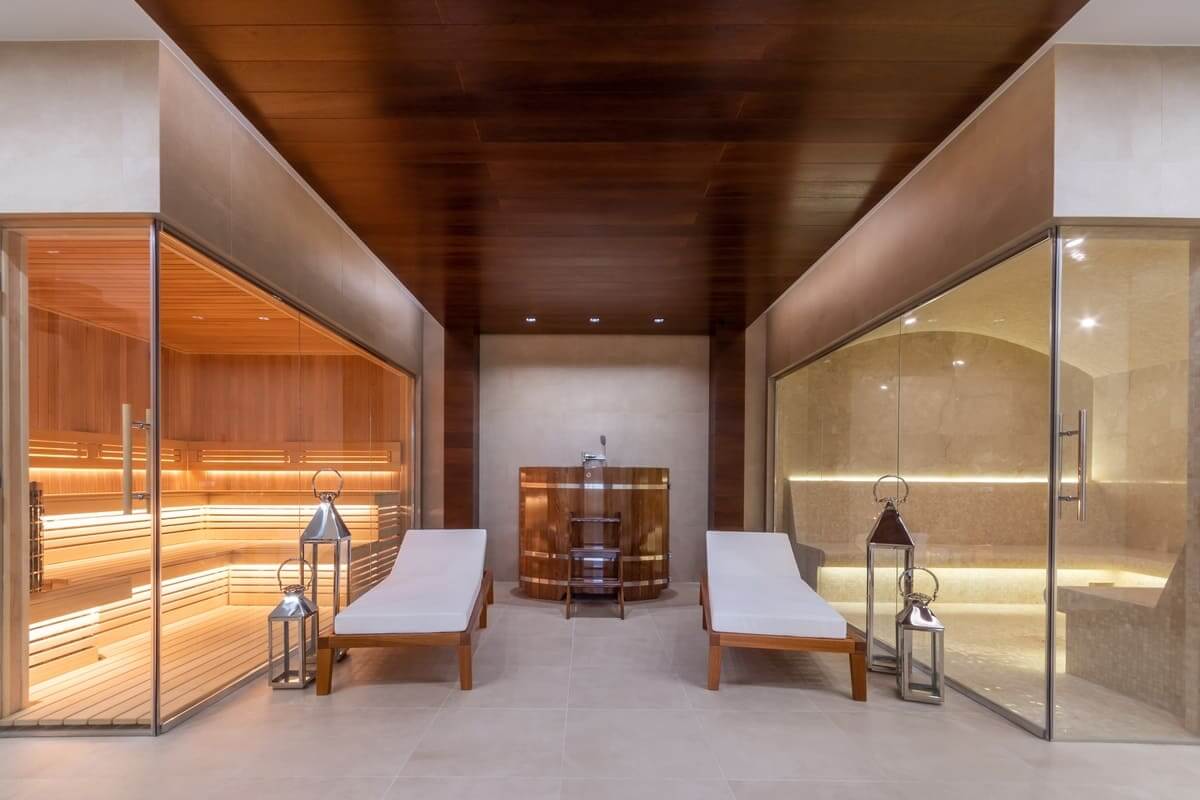 Spa modern amenajat cu sticla rezistenta la abur
